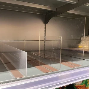 可调节尺寸的透明亚克力L型隔板，适用于衣柜和图书馆