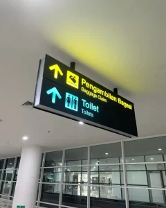 Outdoor Indoor Digital Signage Aluminium Signs Metal Airport Railway Gas Station Wayfinding Guide Pylon Sign
