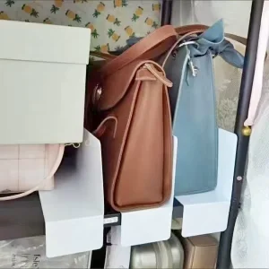 带价格槽的货架和储物架隔板，可作为仓库隔板或货架分隔板，用于零售展示，材质为 PVC 和铁网