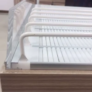 R060 磁力分隔器 ABS 重力滚轮货架系统，容量为 10000，适用于饮料冷却器