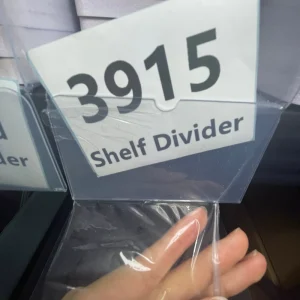带价格标签口袋的货架隔板、带卡槽的塑料或金属网状分隔板，用于在货架上显示价格