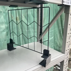 带内置价格槽的货架分隔板，塑料板和铁网隔板，带标签架，适用于杂货店和零售店