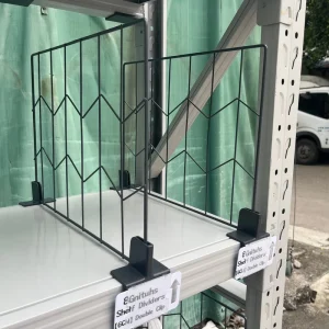 带安装夹的金属丝网货架分隔板，适用于超市货架的零售商品整理分隔板