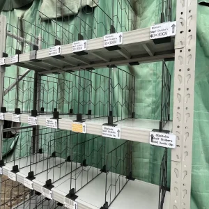 带夹子的金属框架货架分隔板，带有金属丝网夹子的分隔板，适合长期在零售仓库和家庭储物室使用